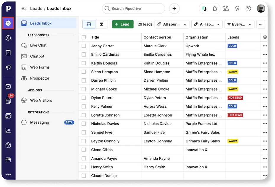 Interface do Pipedrive exibindo a Leads Inbox com lista de contatos organizada por nome, organização e etiquetas de temperatura como Cold, Warm e Hot Lead