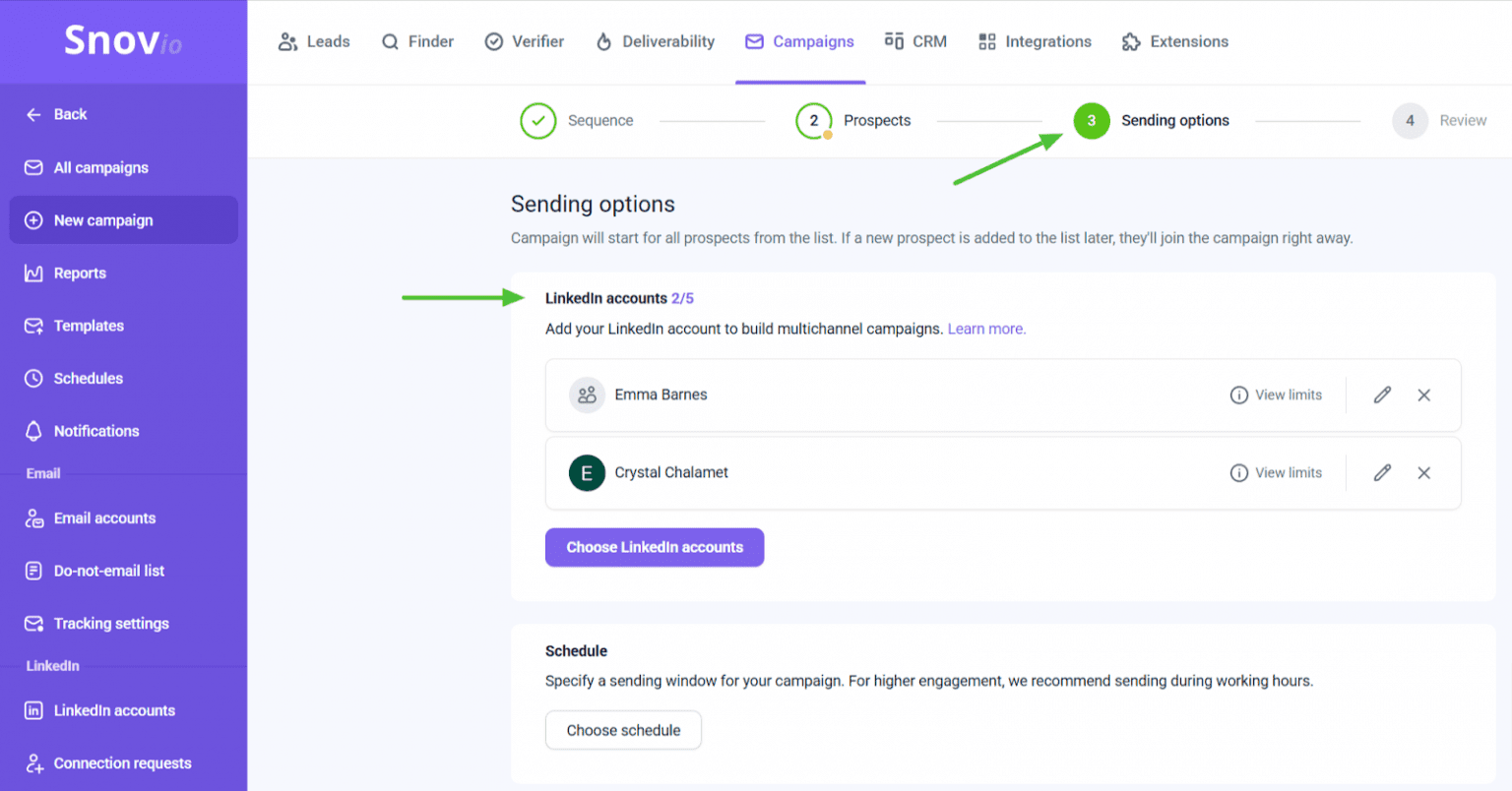 Tela de 'Sending options' (Opções de Envio) de campanha da Snov.io, mostrando a opção de selecionar contas de LinkedIn. Dois perfis, 'Emma Barnes' e 'Crystal Chalamet', estão listados com a indicação de que 2 de 5 contas estão adicionadas para a campanha.