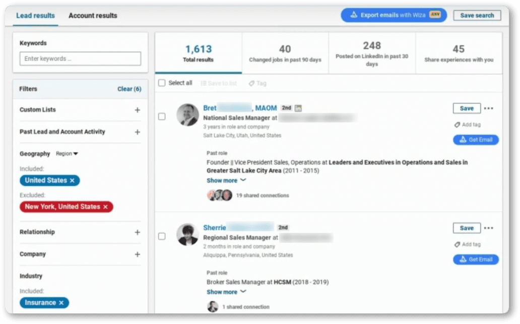 Résultats LinkedIn Sales Navigator avec filtres de prospection et options Wiza pour rechercher et exporter des adresses e-mail.